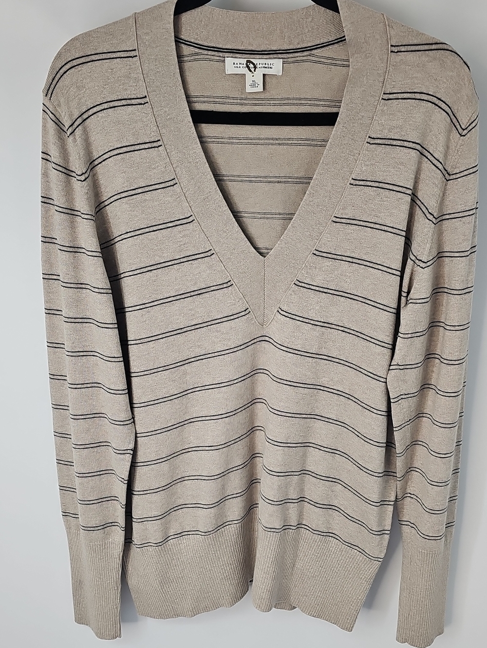 Banana Republic Women’s Beige Striped Deep V-Neck Sweater Cotton Silk Cashmere